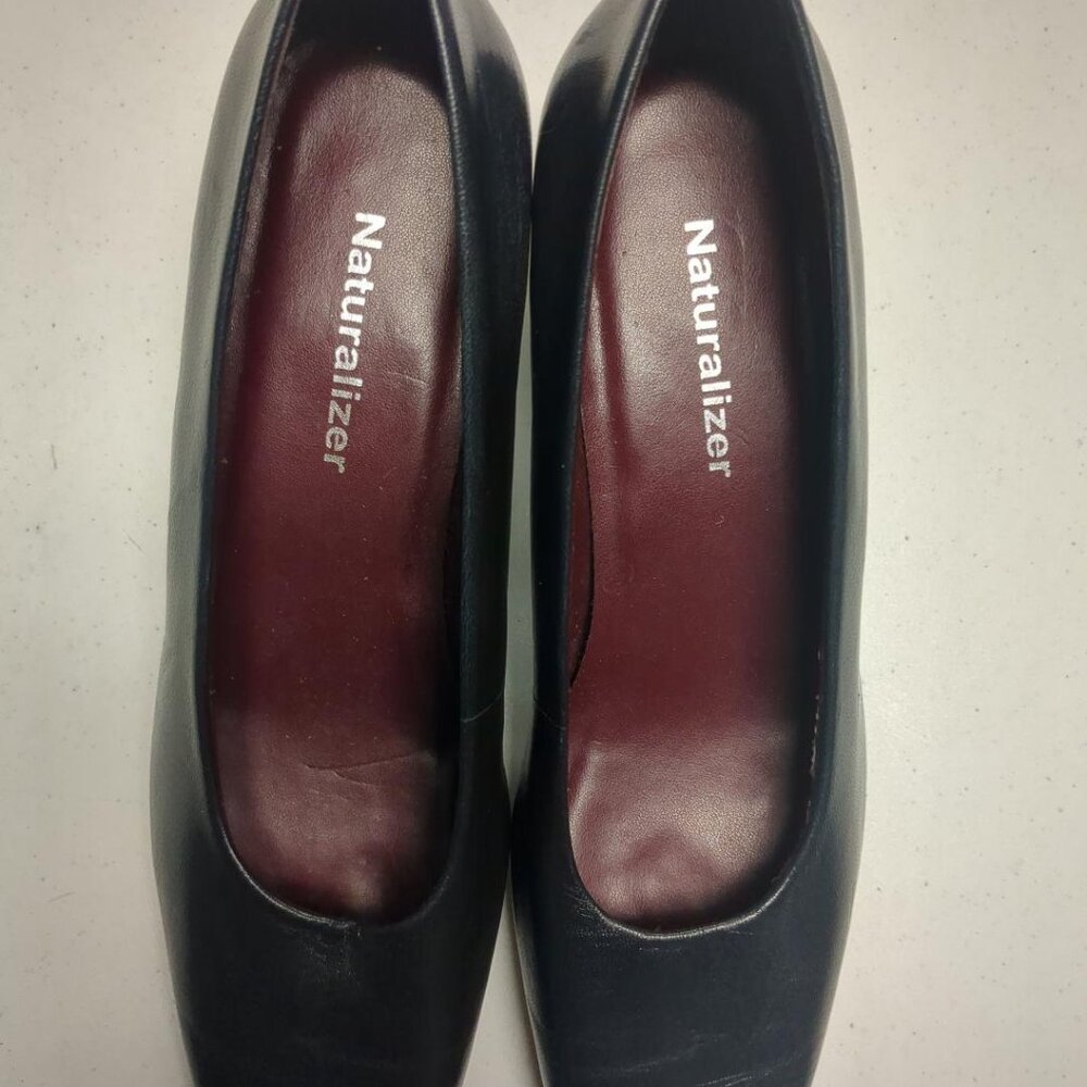 Navy leather Naturalizer 2” heel shoes are in very good condition ize 8N 685N